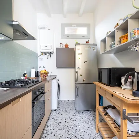 Guesthost - Lovely In Parma! Apartment